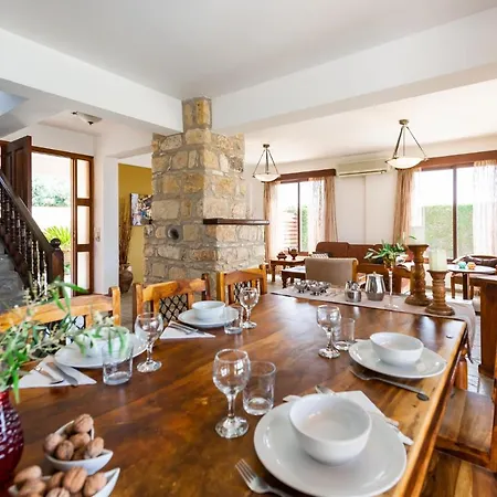Efi's Stone House-stunning Sea & Mountain Views וילה ארגאקה